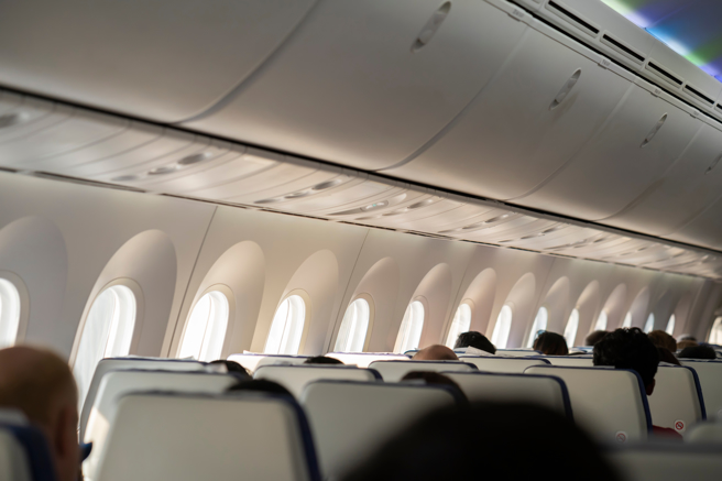 高空紫外线强度比平地更强，搭飞机坐靠窗位置也要注意防晒。（示意图，Shutterstock／达志）