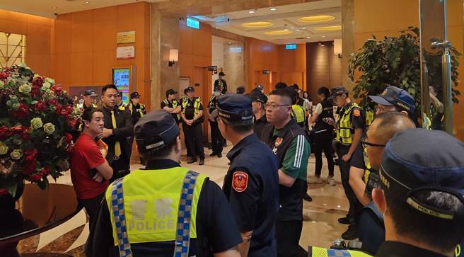 桃園分局警方執行青春專案，前往霞難治安顧慮場所擴大臨檢。（翻攝畫面）