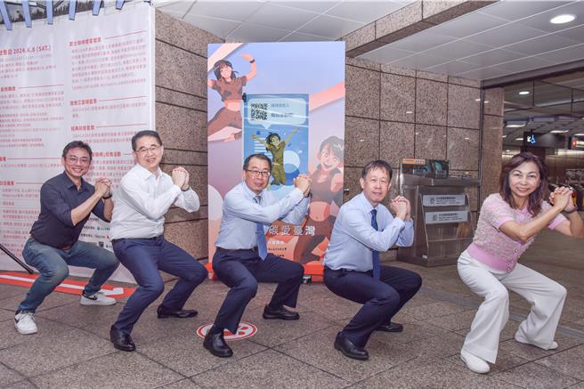 國立台灣師範大學即起於台北捷運中正紀念堂站的5號出口，設具AI辨識功能的「運動活力機」，民眾可透過手機掃描螢幕上的QR Code，跟著虛擬教練的專業教學，75秒內完成徒手深蹲20下，每人即可獲得20元獎勵的LINE POINTS點數回饋，1天限使用1次。（國立台灣師範大學提供／劉彥宜台北傳真）