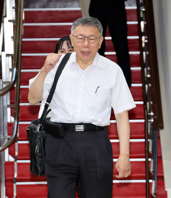 民眾黨主席柯文哲9日前往立法院出席黨團晨會。（姚志平攝）