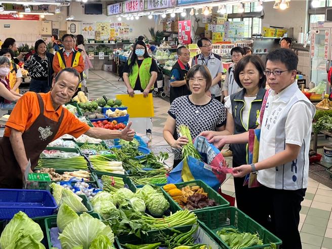 环境部资源循环署长赖莹莹今日前往新北市泰山公有零售市场视察不塑市场推动成果。（吕健豪摄）