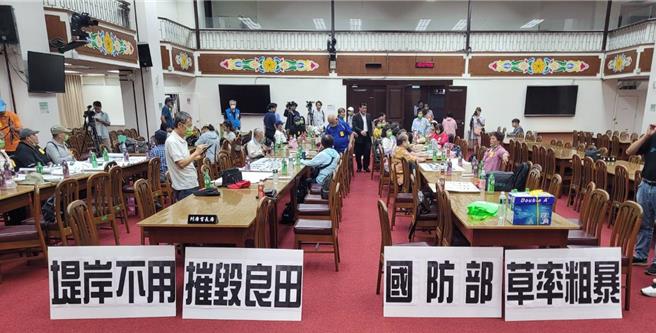 不滿國防部關山戰備跑道選址，關山居民今天北上立法院陳情。（讀者提供／蔡旻妤台東傳真）