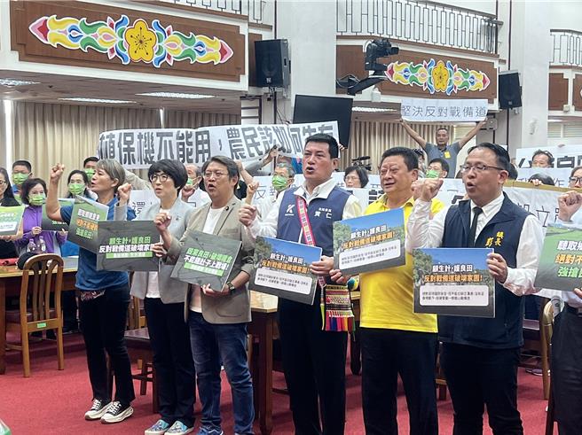 不滿國防部關山戰備跑道選址，台東縣長饒慶鈴（左二）、立委黃建賓（左二）、立委黃仁（右三）、議員陳宏宗（右二）、關山鎮長彭成豐（右一）9日在立法院陳情。（讀者提供／蔡旻妤台東傳真）