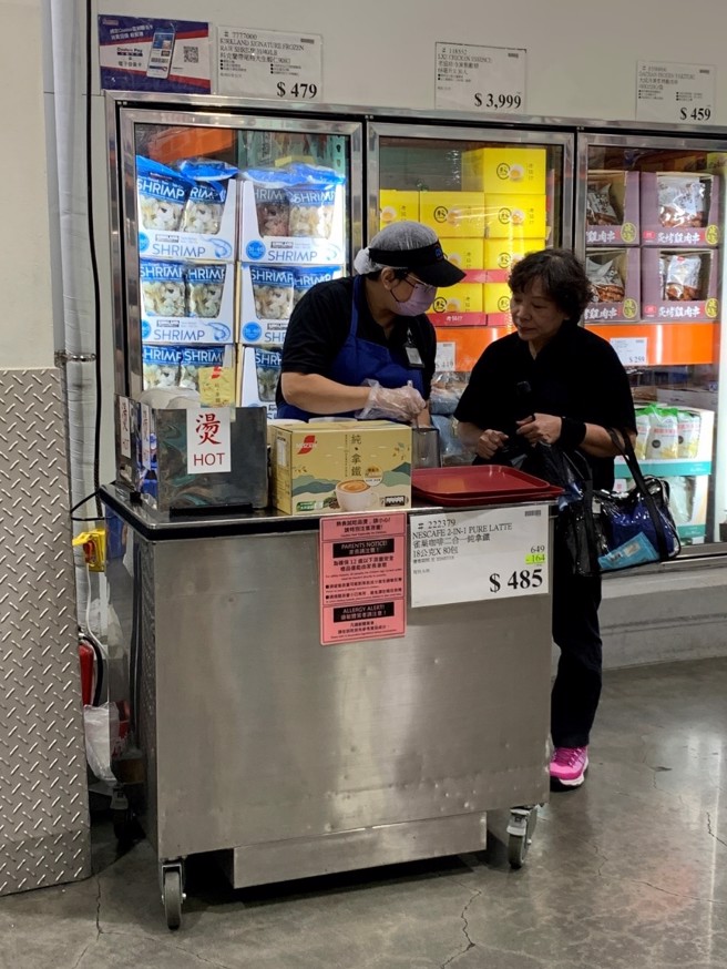 好市多冰水泡的冰拿铁试喝，消费者追着试喝阿姨询问如何创新喝法。(图片来源：中时新闻网摄)