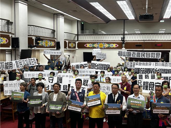 立法委员黄建宾、郑天财、黄仁8日共同于立法院举行记者会表达乡亲诉求，台东县长饶庆铃、关山镇长彭成丰及近百名关山乡亲、在地民代也专程北上，怒吼「顾生计、护良田，反对战备道破坏家园」。（陈薏云摄）