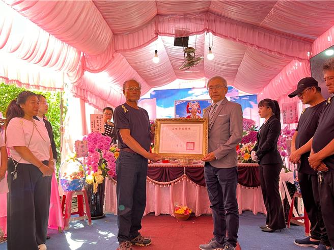 花蓮縣吉安鄉東昌村阿美族里漏部落巫師祭儀保存者高金妣（ApiRenget）上月底辭世，享壽86歲，文化部文化資產局長陳濟民（中右）今天代表文化部，頒贈旌揚狀予高金妣的兒子李連德（中左）。（文化部提供／羅亦晽花蓮傳真）