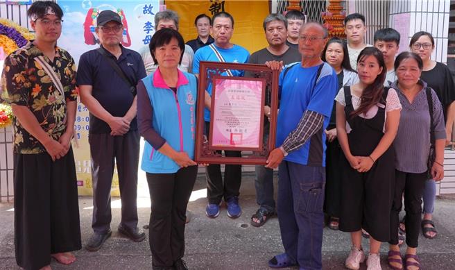 花蓮縣吉安鄉東昌村阿美族里漏部落巫師祭儀保存者高金妣（ApiRenget）上月底辭世，享壽86歲，吉安鄉長游淑貞（前左一）8日頒贈客製化表揚狀予高金妣的兒子李連德（前左二），感念高金妣畢生的無私奉獻。（吉安鄉公所提供／羅亦晽花蓮傳真）