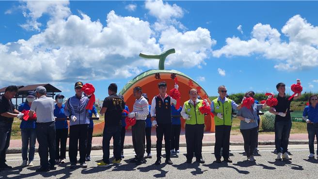 为天堂路景点添亮点，澎湖哈密瓜候车亭9日落成启用，由县长陈光復（右5）、议长陈毓仁（右6）等蒞临剪彩。（许逸民摄）
