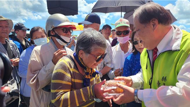 为天堂路景点添亮点，澎湖哈密瓜候车亭9日落成剪彩启用后，县长陈光復等贵宾还分送炸枣小点心给观礼的村民。（许逸民摄）