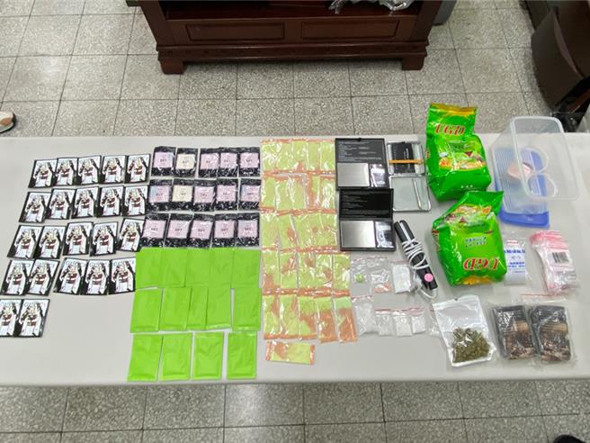 台中刑大破获毒品分装场，毒品咖啡包包装上还印有精品字样，藉此吸引买家目光，提高销售量，也起获分装器具。（台中市刑警大队提供／李易昌台中传真）