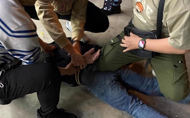 经跟监搜证多日，台中刑大队员逮补正要毒品交易的刘男（地上者）。（台中市刑警大队提供／李易昌台中传真）