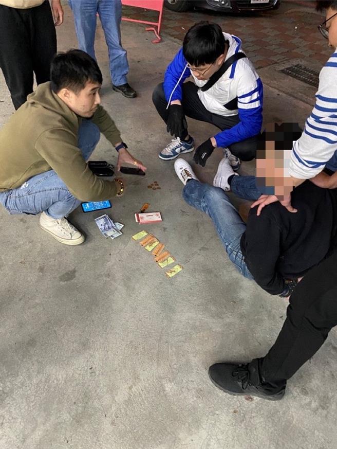 经跟监搜证多日，台中刑大队员逮补正要毒品交易的刘男（地上者）。（台中市刑警大队提供／李易昌台中传真）