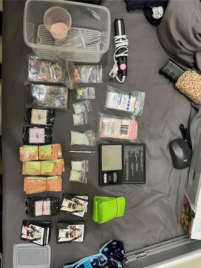台中刑大破获毒品分装场，毒品咖啡包包装上还印有精品字样，藉此吸引买家目光，提高销售量，也起获分装器具。（台中市刑警大队提供／李易昌台中传真）