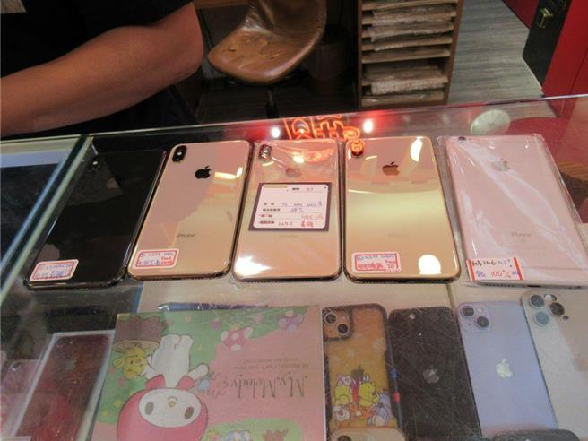 行政执行署新竹分署会同移送机关，到该名男子住居所及其所经营的通讯行现场执行，并查封通讯行店内5支苹果手机。（行政执行署新竹分署提供／王惠慧新竹传真）