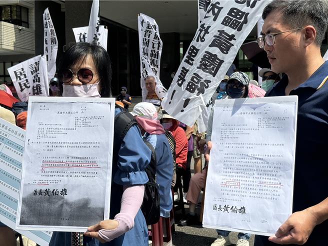 大寮区内坑里居民9日到高雄市府四维行政中心抗议。（洪靖宜摄）