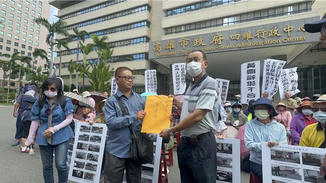 民政局专委施维明（右）出面接下陈情书。（洪靖宜摄）