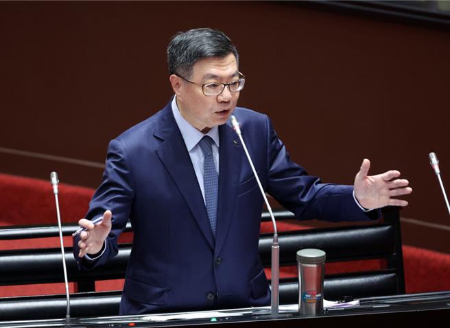 黄国昌追问，院长是否愿意帮这4位提名人背书？卓荣泰未正面回应，仅点头表示，就延续下去。（姚志平摄）