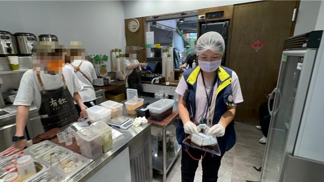 桃園市衛生局自今年3月稽查桃園市轄內各飲冰品商家，共抽驗308件品項，其中3件飲品複查仍不符合規定。（桃園市衛生局提供）