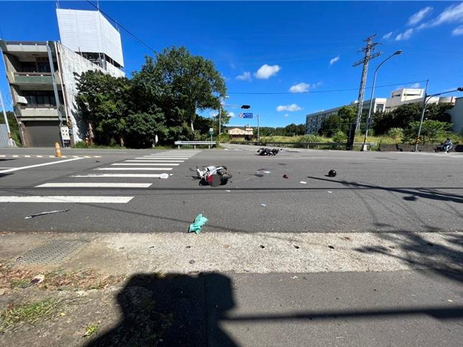 双方机车倒地毁损。（民眾提供／李京升苗栗传真）