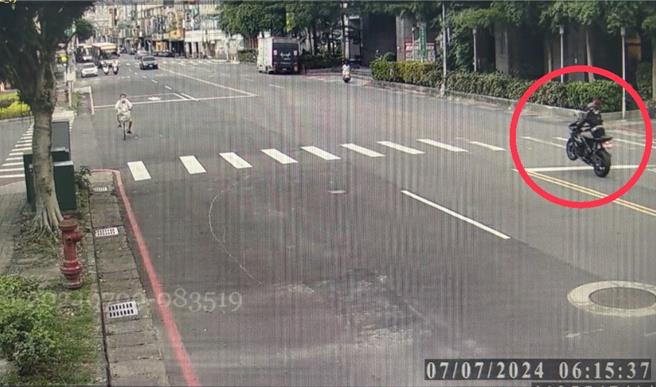 1名身穿黑上衣、黑短裤的民眾7日清晨骑着重机，行经新店北宜路与中兴路口，刻意耍帅，以「翘孤轮」炫技。（新店警分局提供）