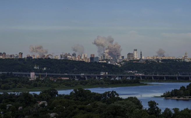 俄罗斯7月8日对乌克兰多个城市发动飞弹攻击，基辅的天际线有多个爆炸浓烟。(资料照/美联社)