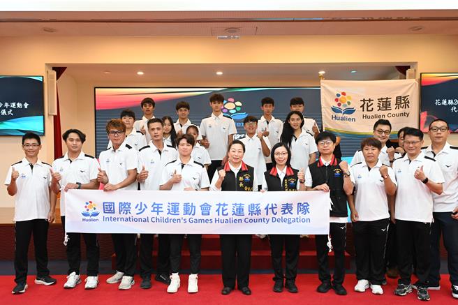 花蓮有10名運動小將組團赴墨西哥參加國際少年運動會，花蓮縣長徐榛蔚（前中）今天除授旗給代表隊，也期勉選手盡力為家鄉爭光。（花蓮縣政府提供／羅亦晽花蓮傳真）
