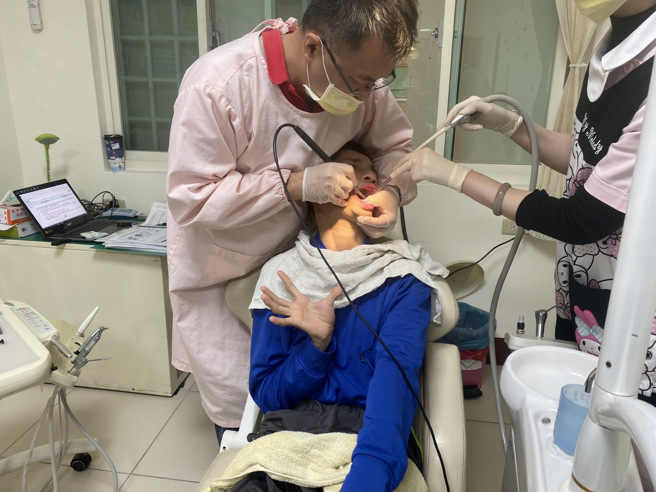 簡醫師致力於偏鄉、身障和到宅醫療服務，全力為弱勢群體發聲。(圖/醫療奉獻獎簡志成提供)