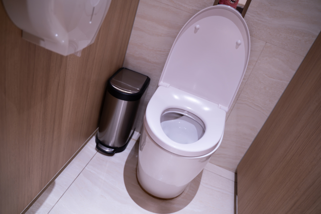 一名男子在餐酒馆的厕所如厕，发生卫生纸用完的窘境。（示意图，shutterstock／达志）