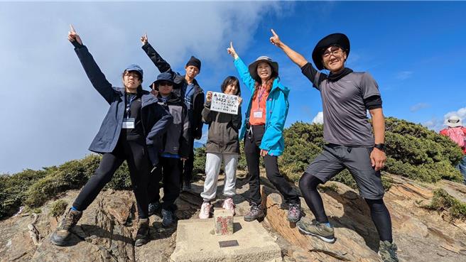 建华国中黄㵢雅（左1）热衷建华的合欢山登山活动，也是专业的低音管演奏家，很早就为自己设定实验中学的目标。（建华国中提供／王惠慧新竹传真）