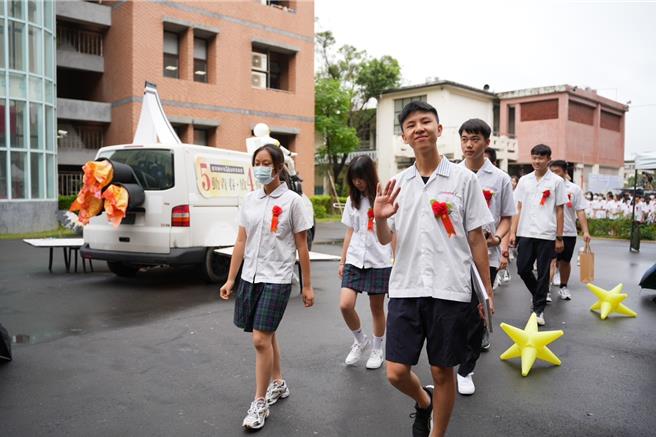 建华国中胡嘉佑（右1）一直跟着学校的学习步调、参加晚自习与加强课程，更担任毕业生代表领取毕业证书，也考上自己心中的的第一志愿新竹中学。（建华国中提供／王惠慧新竹传真）