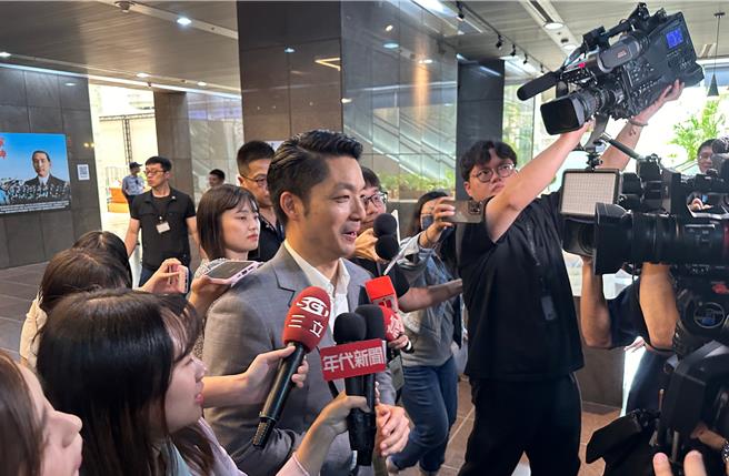 蔣萬安9日下午參與台北市室內空品認證場所表揚暨宣導活動，並於會前接受媒體訪問。（丁上程攝）