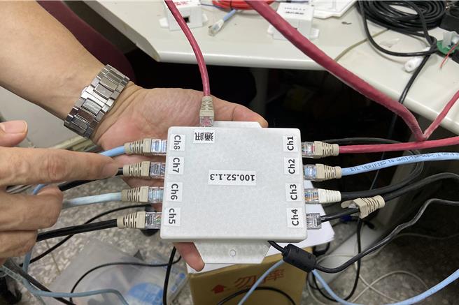 弘光科大智科系教授童建桦9日说，「智慧型多通道应变监测系统」装有晶片与分析处理韧体，可直接在桥梁感测端执行边缘运算，以特殊演算法分析车辆经过对桥梁结构扰动造成的最大应变分布情形，每分钟将分析完成的有效资讯回传至伺服器。（弘光科大提供／潘虹恩台中传真）