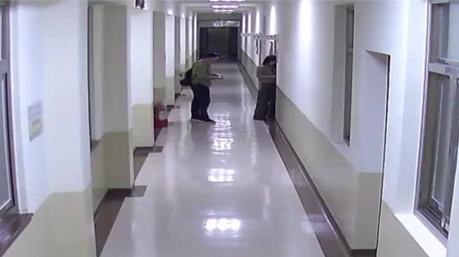 黄捷（右）被监视器拍到开锁进入委员会。（图 / 国民党团提供）
