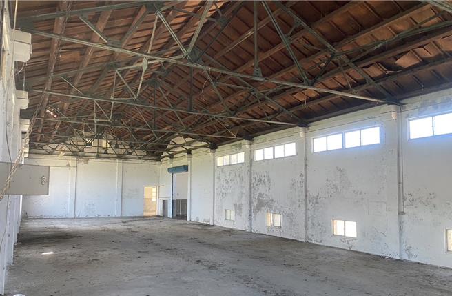 高雄市美浓区人口老化，为因应超高龄化的人口组成，美浓区公所将閒置的龙山菸叶辅导站（见图）修缮，打造成美浓龙肚学区第一间日间照护中心，预计明年2月份完工。（林雅惠摄）