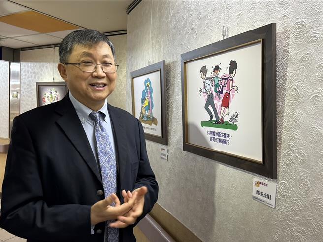 屏基医疗财团法人董事长游建国9日以「幸福可以很简单」为题在屏基展出23幅漫画，他想告诉大家，维繫关系不难，换个角度思考，就能从知道变成做到。（谢佳潾摄）