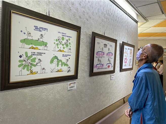 屏基医疗财团法人董事长游建国9日以「幸福可以很简单」为题在屏基展出23幅漫画，他想告诉大家，维繫关系不难，换个角度思考，就能从知道变成做到。（谢佳潾摄）