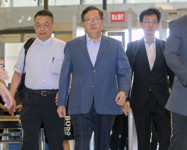 海基会前董事长、桃园市前市长郑文灿（中）涉贪案持续受到各界关注，桃园地院今（9）日上午召开羁押庭，最后法官在下午2点裁定他以1200万交保，检方则再提抗告。（陈麒全摄）