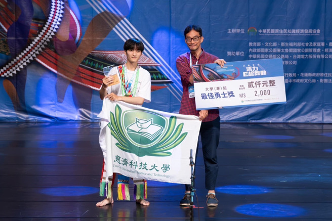 资讯科技与管理系一年级学生潘亮志（太鲁阁族）拿下最佳勇士奖！(照片/慈济科大提供)