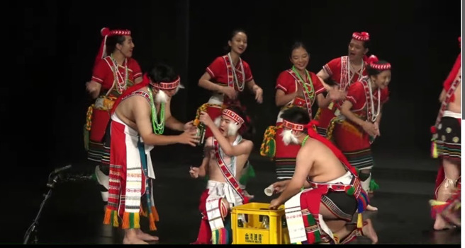 学生见识到阿美族阶层文化的细节，在在都蕴含敬老尊贤、传承使命。(照片/慈济科大提供)