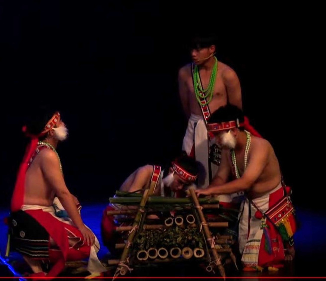 阿美族的部落文化传承，让青少年获得同侪支持，更让成年人承担起教育子弟、延续族群使命的责任。(照片/慈济科大提供)