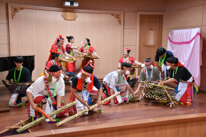 剧情涵盖「文化」、「歷史」、「神话」和「祭仪」四大主题，透过婚丧、祭典、渔猎等，带出各阶层部落日常。(照片/慈济科大提供)