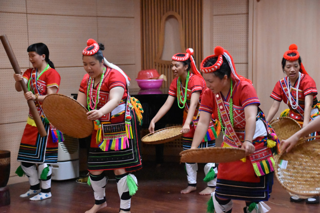 实际接触及体验部落生活，听耆老说部落的文化，还学到很多新的部落传统歌曲。(照片/慈济科大提供)