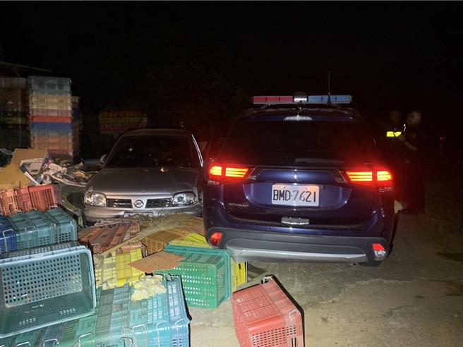 柯嫌駕駛偷來的轎車（右）衝撞警車。（民眾提供／馮惠宜台中傳真）