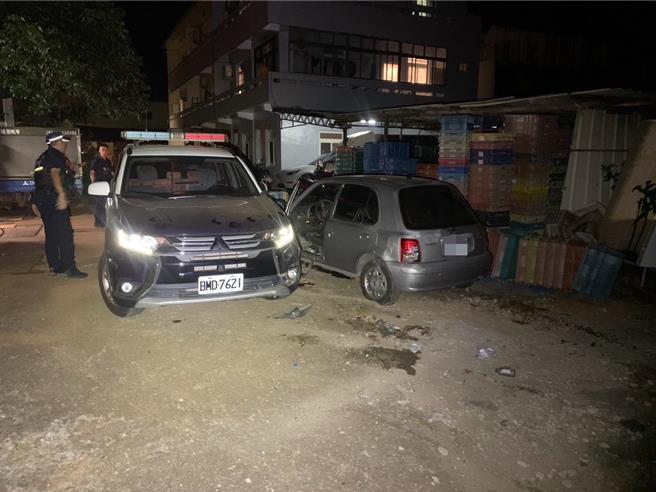 柯嫌駕駛偷來的轎車（右）衝撞警車。（民眾提供／馮惠宜台中傳真）