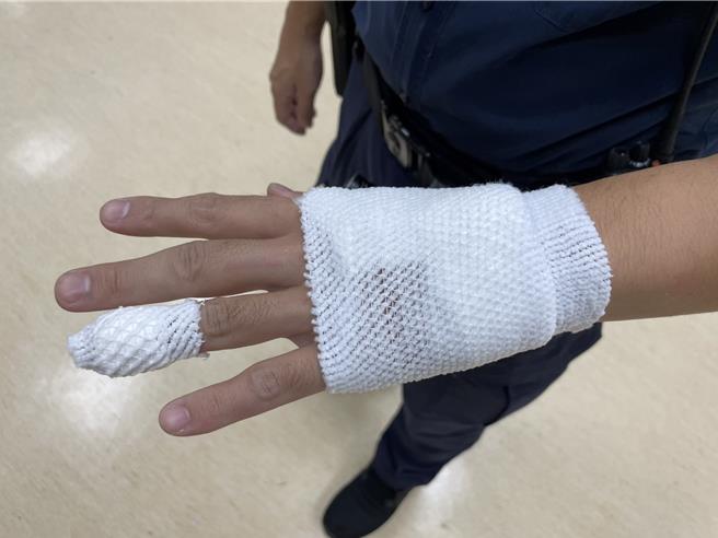 員警受到衝撞手腳擦挫傷就醫。（民眾提供／馮惠宜台中傳真）
