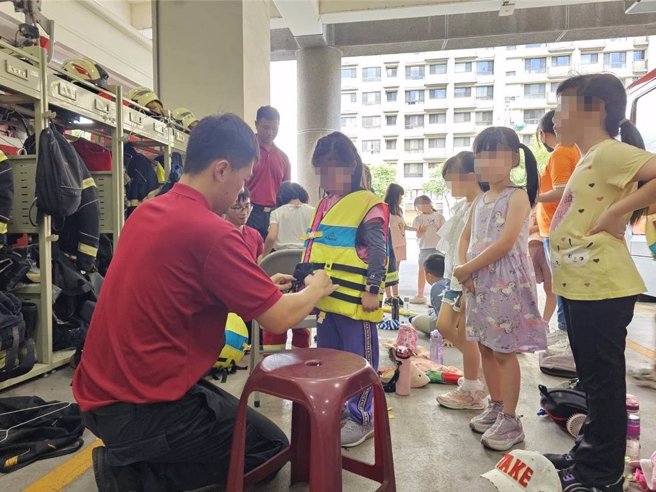 長頸鹿美語補習班於9日與桃園市政府消防局第一大隊桃園分隊合作，舉辦了一場別開生面的水域安全宣導及消防體驗活動。（桃園消防分隊提供）