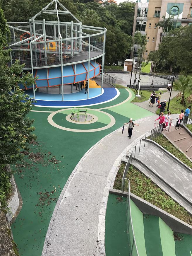 基隆市中正公园儿童游戏场将于10日正式启用，基隆市前市长、民进党秘书长林右昌表示，他再度未获现任市府邀请参与。（张志康摄）