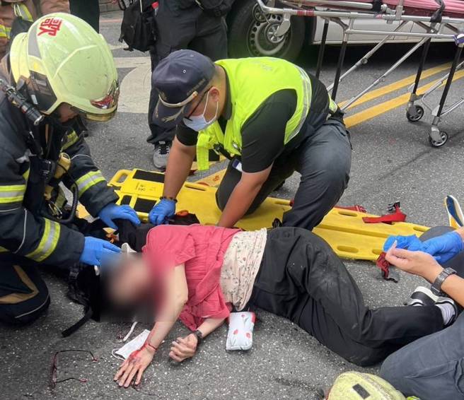 新北市鶯歌區中正路一路，今下午2時許發生一起行人與轎車擦撞事故。（圖 / 劉詠韻翻攝）