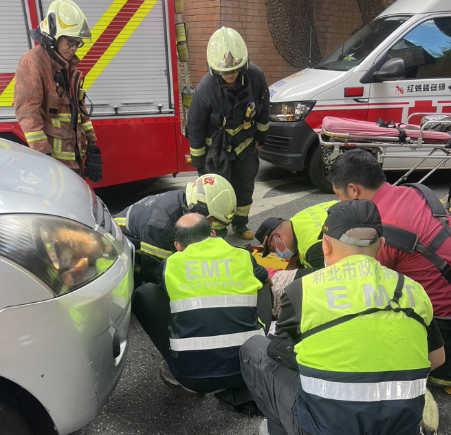 警消趕抵現場，將受傷的日籍女子送往醫院治療。（圖 / 劉詠韻翻攝）