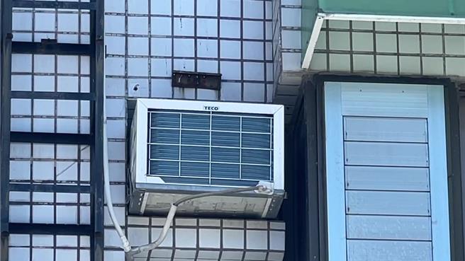 台东有猫受困大楼外墙冷气机超过1天，热心民眾冒险爬外墙。（读者提供／蔡旻妤台东传真）